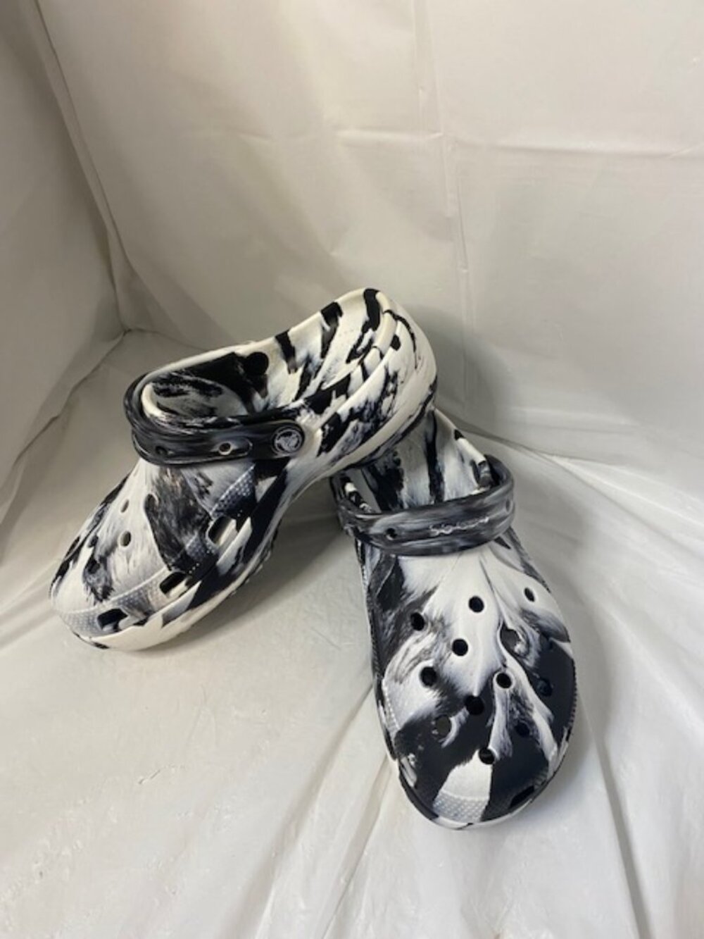 Crocs Women's Classic Platform Marbled Clogs – White/Black ~ Size 8 - Picture 3 of 6